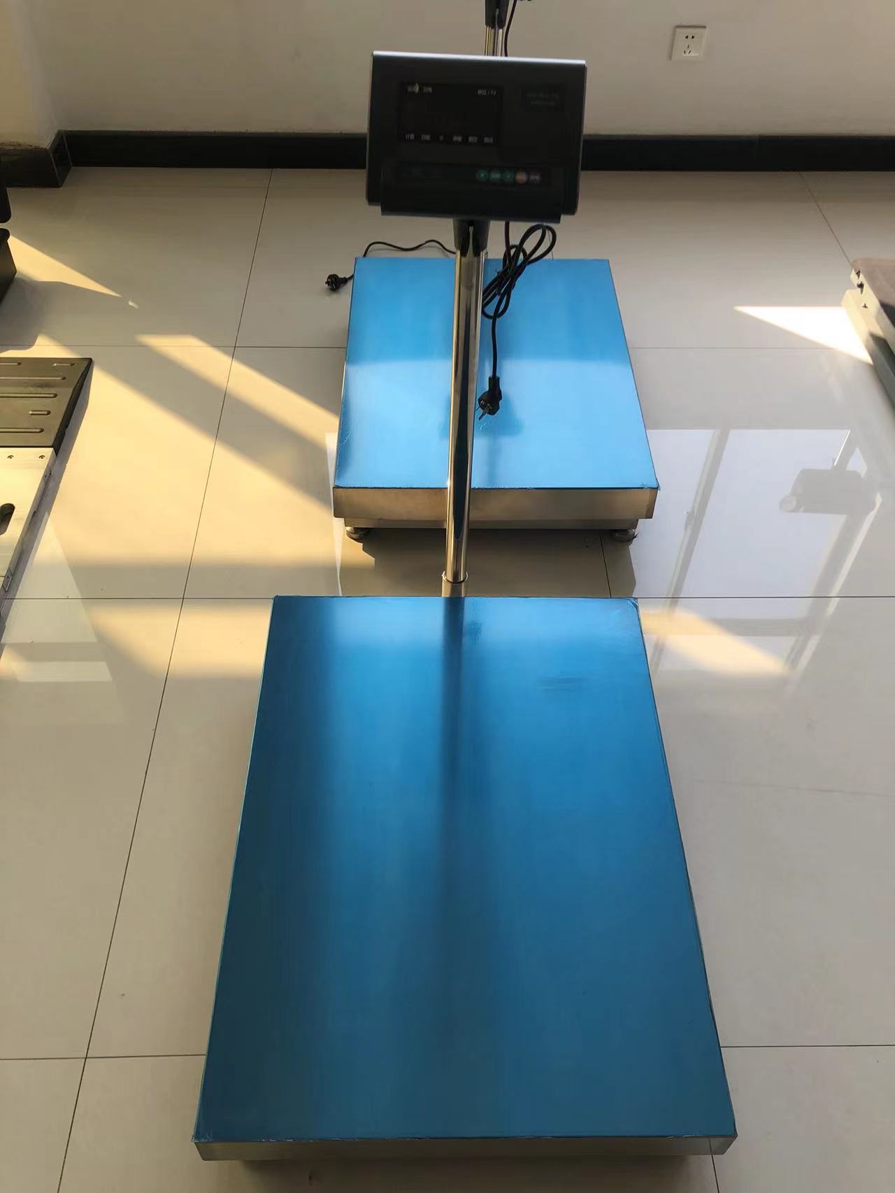 B&auml;rbar vattent&auml;t b&auml;nkv&aring;g i rostfritt st&aring;l till salu