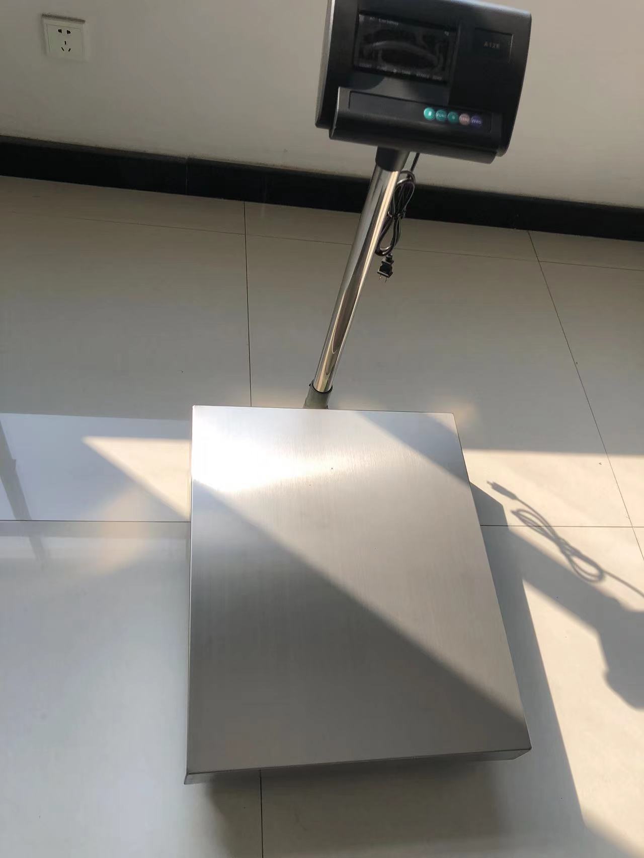 B&auml;rbar vattent&auml;t b&auml;nkv&aring;g i rostfritt st&aring;l till salu