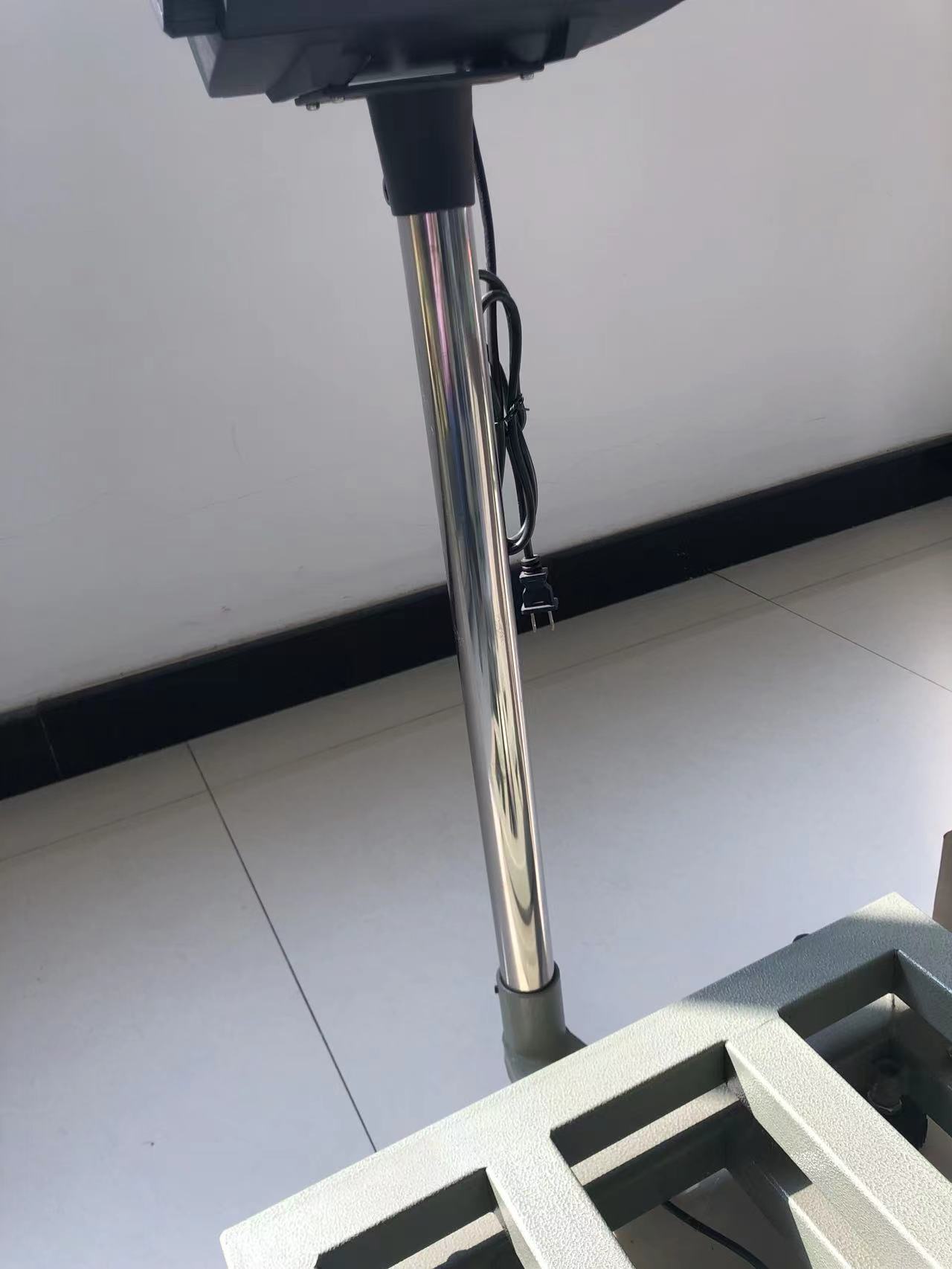 B&auml;rbar vattent&auml;t b&auml;nkv&aring;g i rostfritt st&aring;l till salu